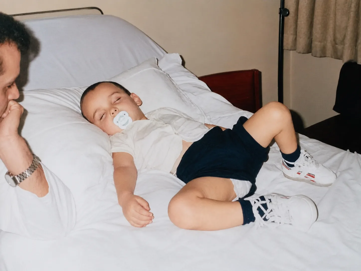 Dr. João Guttierrez, ainda criança, dormindo em uma cama de hospital.
