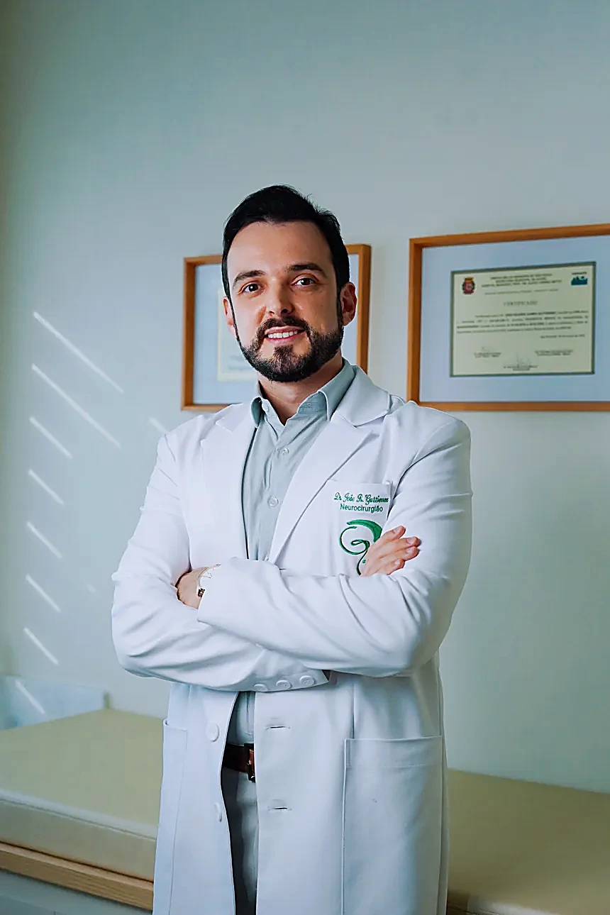 Dr. João Guttierrez em seu consultório, com certificados ao fundo